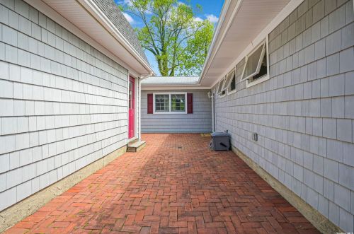 3 Bowman Ln, San Remo NY  11754-2006 exterior