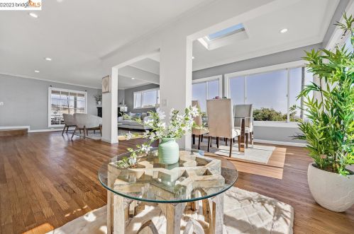 7993 Crest Ave, Oakland, CA 94605-3609