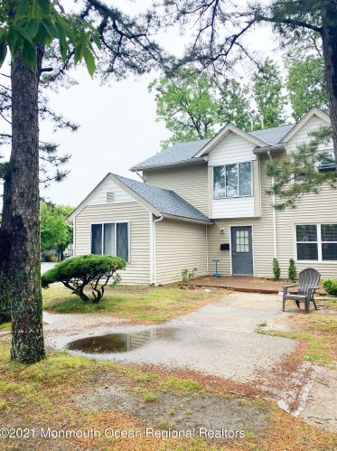 202 Colony Cir, Lakewood, NJ 08701-1404