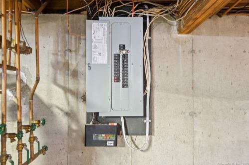 11 Palmer Dr, Gales Ferry CT  06335-1529 exterior