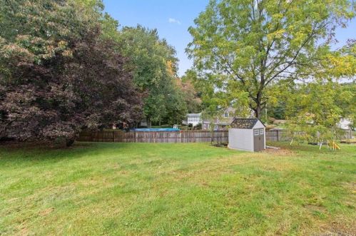 8 Sautter Dr, Uncasville CT  06382-1829 exterior