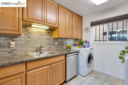 1636 99 Ave, Oakland CA  94605-4814 exterior