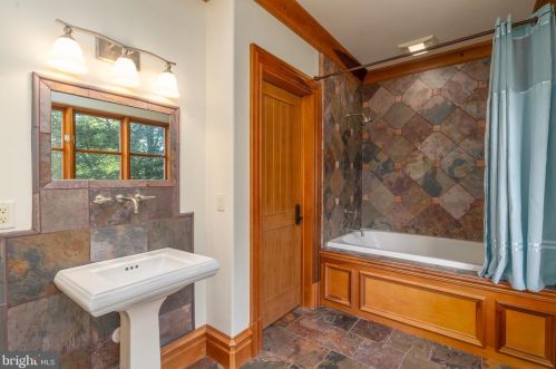 608 Kentland Dr, Great Falls VA  22066-1030 exterior