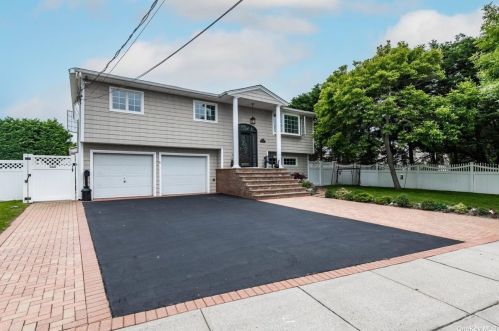 3948 Darby Ln, Seaford, NY 11783-3605