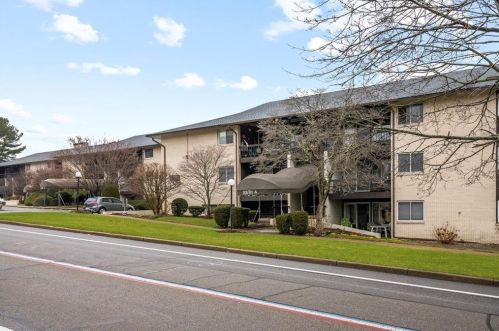 400 Narragansett Pkwy, Warwick RI  02888-4519 exterior