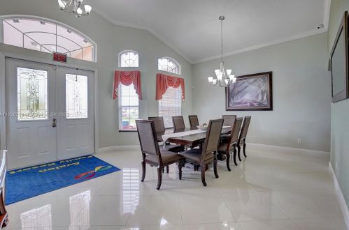 160 Saratoga Ave, Fort Pierce FL  34953-5974 exterior