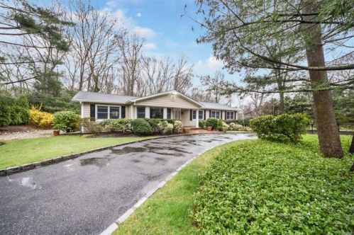 24 Threepence Dr, Huntington Station, NY 11747-3418