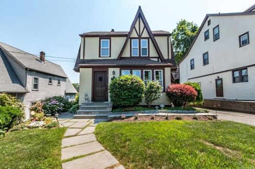 11 Sutton Pl, Crotonville NY  10562-4419 exterior