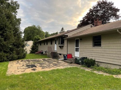 37 Dalecot Dr, Bridgeport, CT 06611-2801