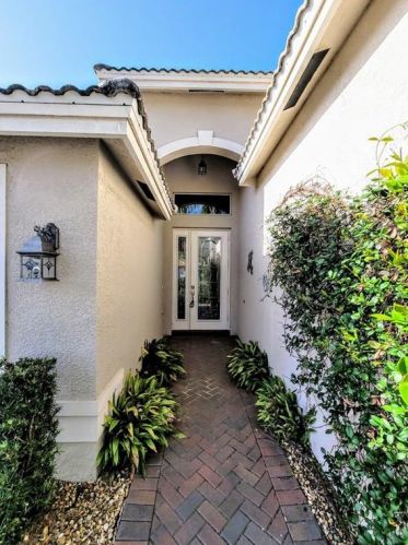 16022 Golden Lakes Dr, Wimauma, FL 33598-5206