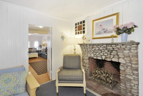 28 Narragansett Ave, Marthas Vineyard MA 02539-4428 exterior