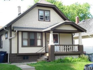 806 Otjen St, Milwaukee WI  53207-1808 exterior