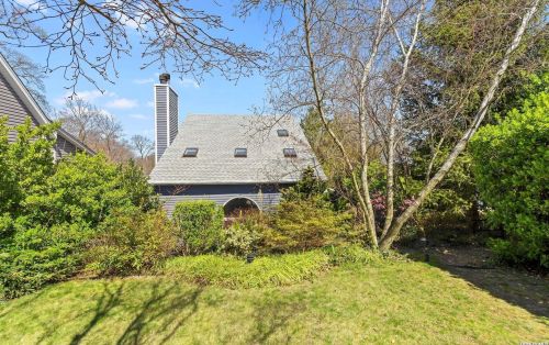 38 Grove St, Glenwood Landing, NY 11547-3060