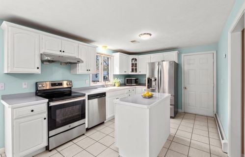 47 Jessica Ln, Weymouth, MA 02190-1267