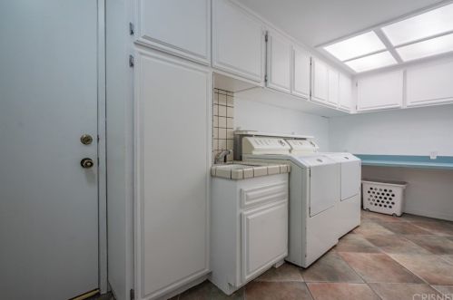 2828 Inyo Cir, Simi Valley CA 93063-2002 exterior