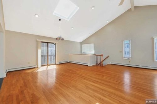 470 2nd St, Palisades Park NJ  07650-1702 exterior