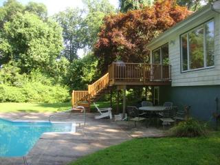 13 Elizabeth Dr, Westport CT  06880-4118 exterior