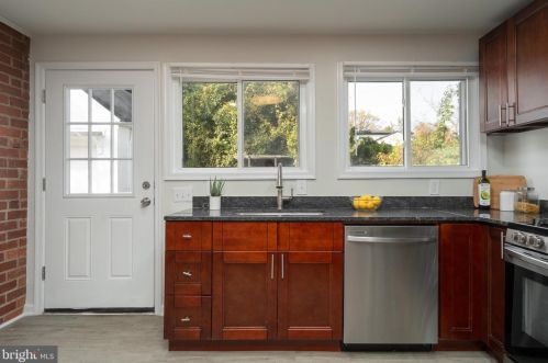 6916 Arlington Blvd, Falls Church VA  22042-1937 exterior