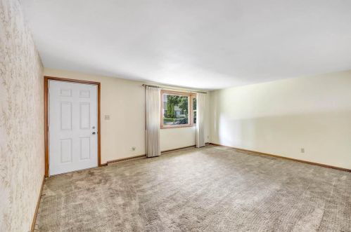 415 Floral Dr, Green Bay, WI 54301-2205