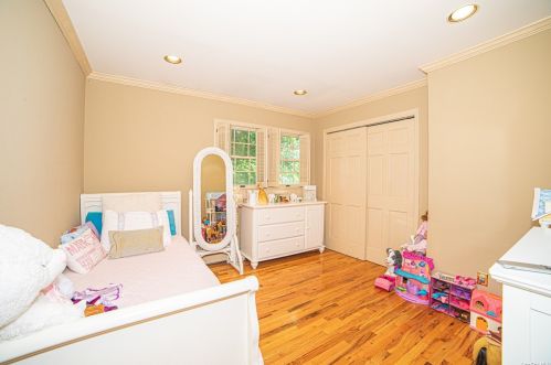 120 Lakeside Dr, Oakdale NY  11769-2250 exterior