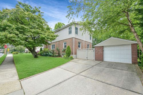 555 Adams Ave, Hempstead, NY 11552-2707