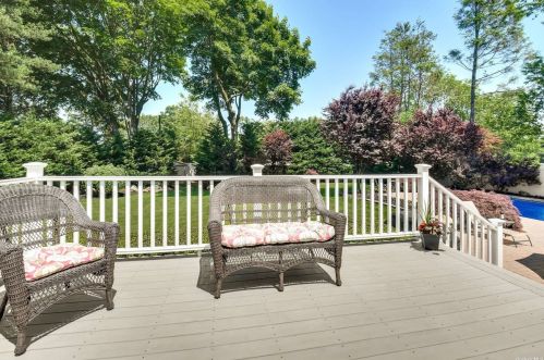 3 Lorijean Ln, Elwood NY  11731-4009 exterior