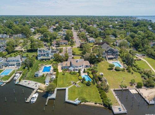 20 Cedar Ln, Babylon NY  11702-3809 exterior