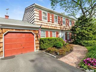 47 Gillette Ave, Bay Port, NY 11705-1839