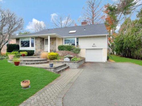 31 Merit Ln, Muttontown, NY 11753-1722