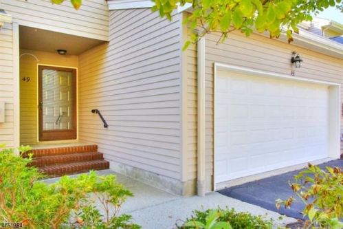 49 Raven Dr, Morristown NJ  07960-6433 exterior