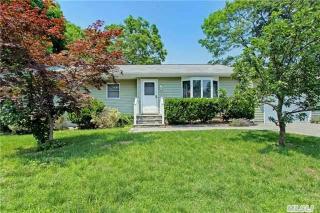 377 Poulsen St, Holbrook, NY 11741-2928