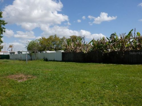 1043 Pineapple Way, Kissimmee FL 34741-6704 exterior