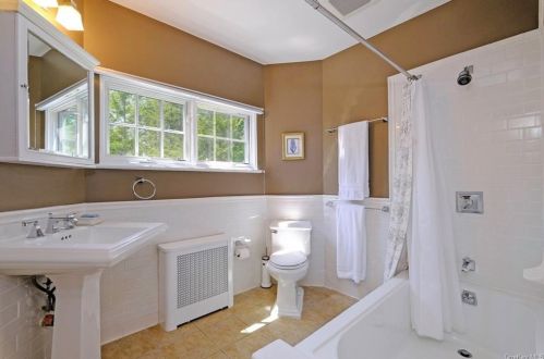 8 Parkway, Mount Vernon NY  10552-1219 exterior