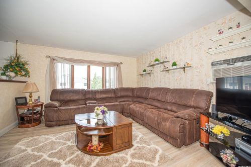 503 Kings Ave, North Lindenhurst NY  11757-3534 exterior