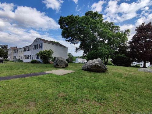 10 Lakeside Dr, Gales Ferry CT  06339-1419 exterior