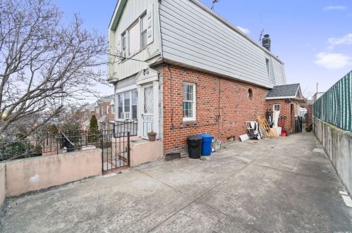 20-31 43rd St, Long Island City, NY 11105