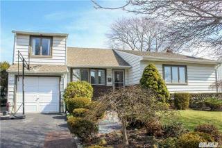 533 Heathcliff Dr, Seaford, NY 11783-1144