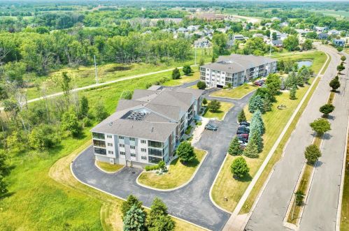 255 Oconomowoc Pkwy, Oconomowoc, WI 53066-5840