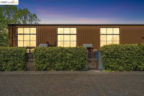 2858 Helen St, Oakland CA  94608-4028 exterior