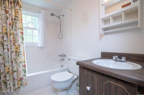 305 9th Ave, Elwood NY  11731-2127 exterior