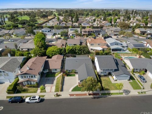 4865 Hazelnut Ave, Seal Beach CA  90740-3018 exterior