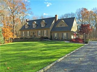 14 Trailwood Ln, Bridgeport, CT 06611-4041