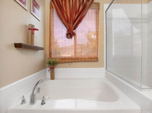 23810 Oak View Ln, Santa Clarita CA  91321-4661 exterior