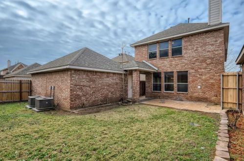 211 Colonial Ln, Euless, TX 76040-4673