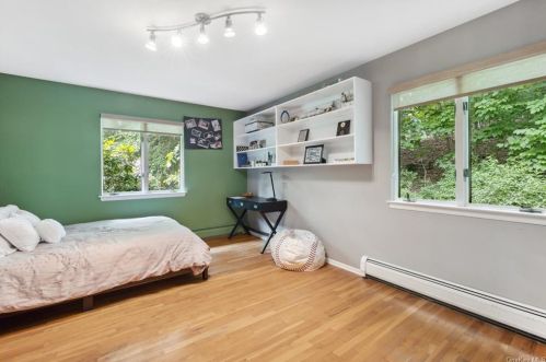 2 Old Farm Ct, West Nyack NY  10994-1210 exterior