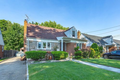 127 Norman St, New Hyde Park, NY 11040-1307