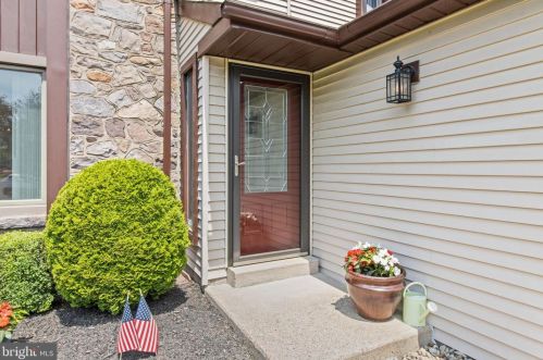 704 Trowbridge Dr, Southampton PA  18966-4554 exterior