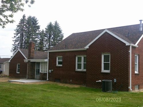 1017 Division St, Hermitage, PA 16146-2842