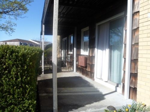 4804 Wilshire Ln, Oakdale NY  11769-1448 exterior