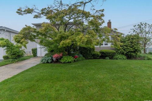 2174 Wantagh Park Dr, North Wantagh, NY 11793-4123